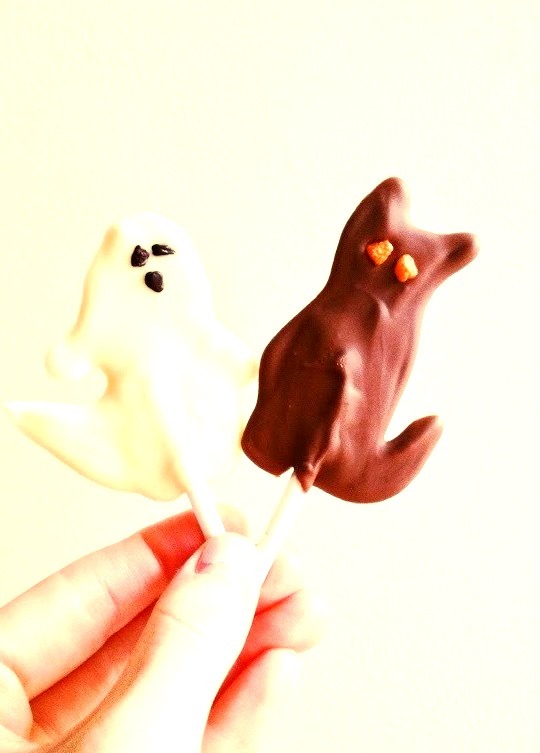 Easy Halloween Chocolate Ghosts and CatsFind the recipe here:https://theginger-snap.blogspot.co.uk/2013/10/easy-chocolate-ghosts-and-cats.html