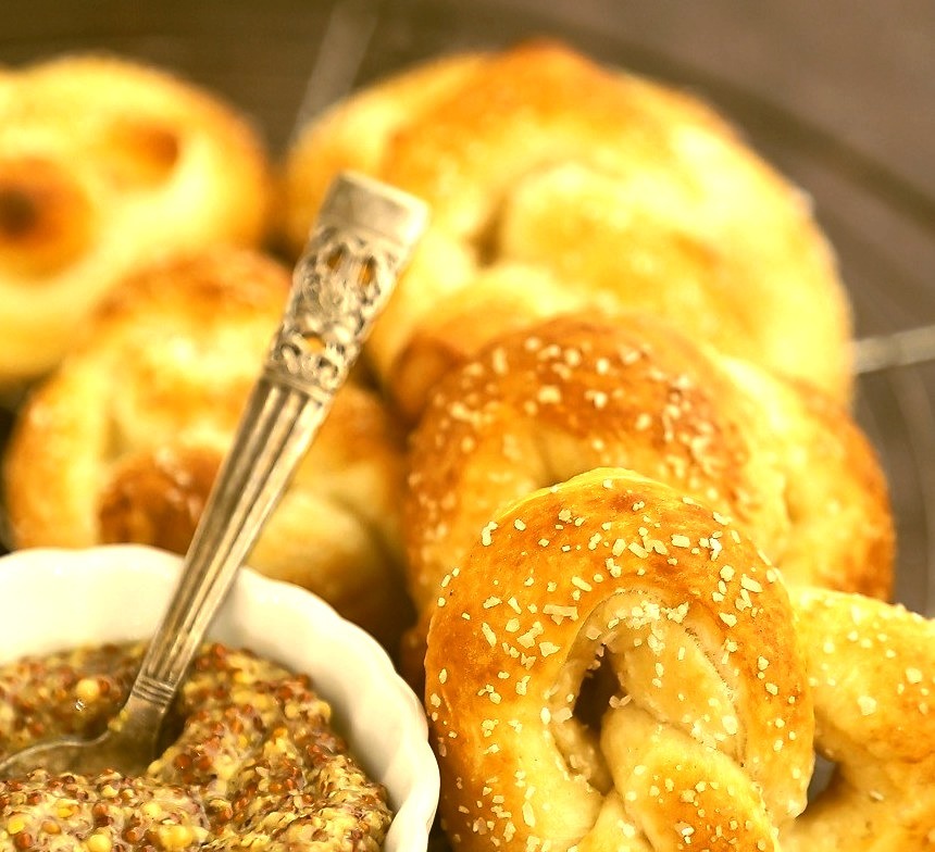 Easy Mini Soft Pretzels and Cheese Sauce
